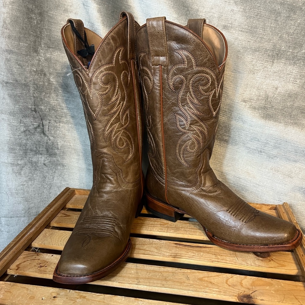 Shyanne Darby Square Toe New Women's Brown Boots. Size 8.5M Run narrow.